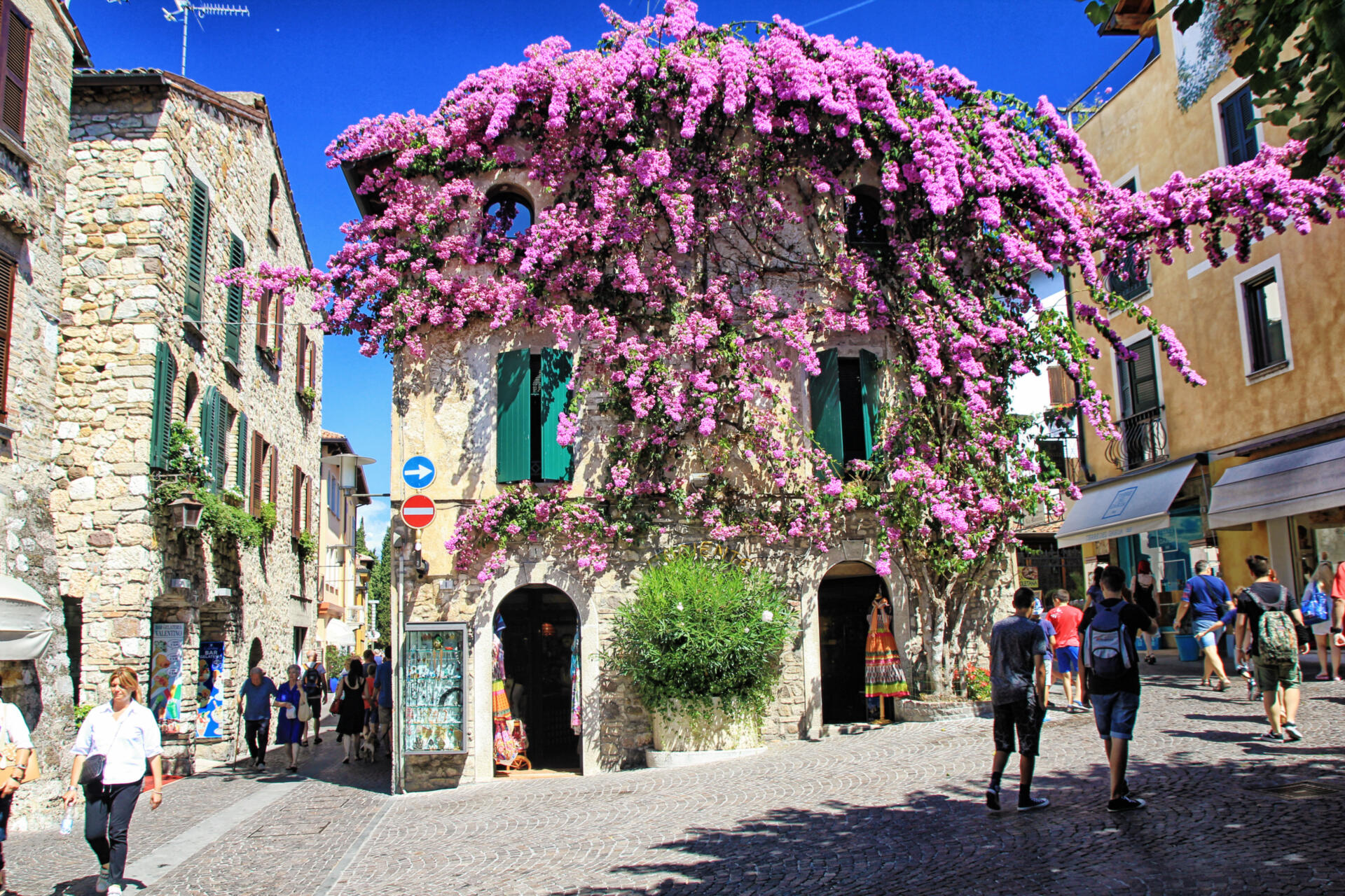 Genießen Sie ein paar Tage die italienische Lebensart. Der Frühling am Lago di Garda ist die ideale Jahreszeit für Liebhaber von milden Sonnentagen. Im Frühling und vor dem großen Ansturm der Touristenmassen im Sommer zeigt sich der Gardasee noch von seiner gemütlichen Seite.