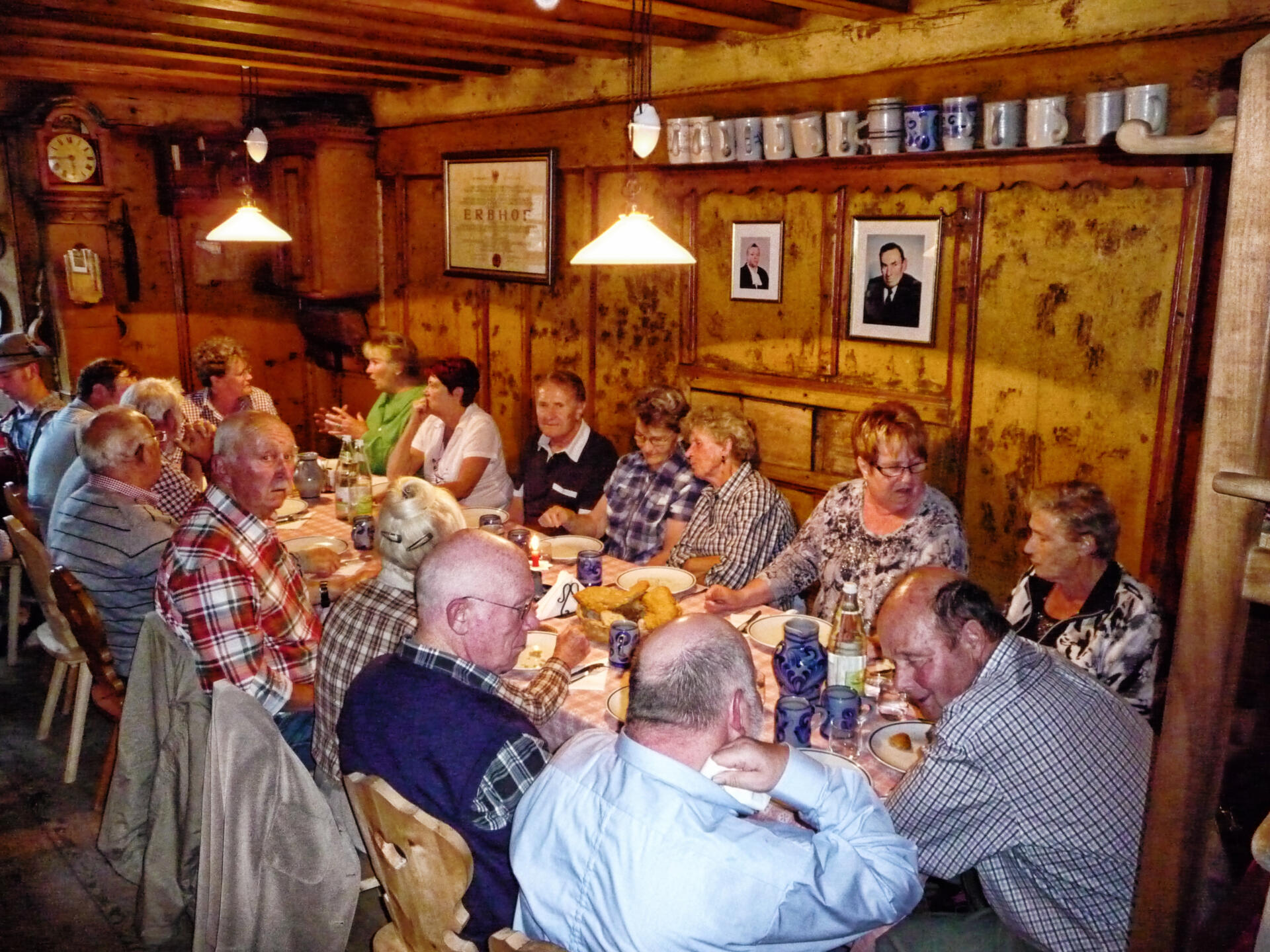 Törggelen „die Tradition“, ein Südtiroler Herbstschmaus mit Kastanien und Wein. Kein Herbst ohne Törggelen, dem beliebten Südtiroler Brauch. Typisch für die Mahlzeit in urigen Kellern und Buschenschänken sind Gertsuppe(Graupensuppe), Schlachtplatte mit Würsten, Selchfleisch, Kraut und Knödel.