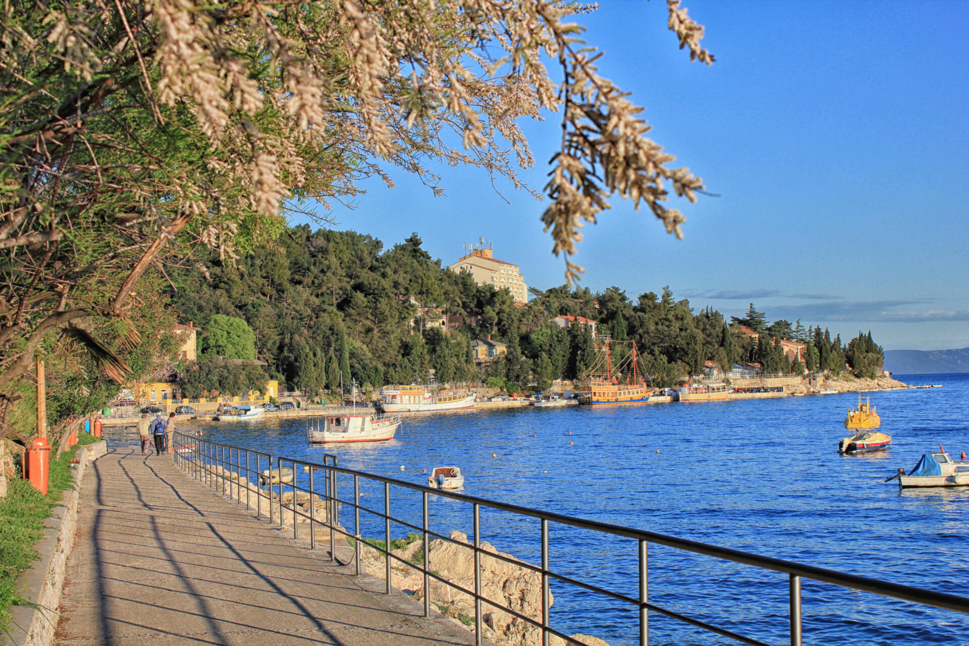 Genießen Sie nach dem Winter ein paar herrliche Frühlingstage im mondänen Kurbad Opatija wie einst Kaiser und Könige. Lassen Sie sich in eine Atmosphäre der Entspannung und des Loslassens entführen. Genießen Sie erholsame Wellness-Momente und die grandiose Küche an der Riviera.