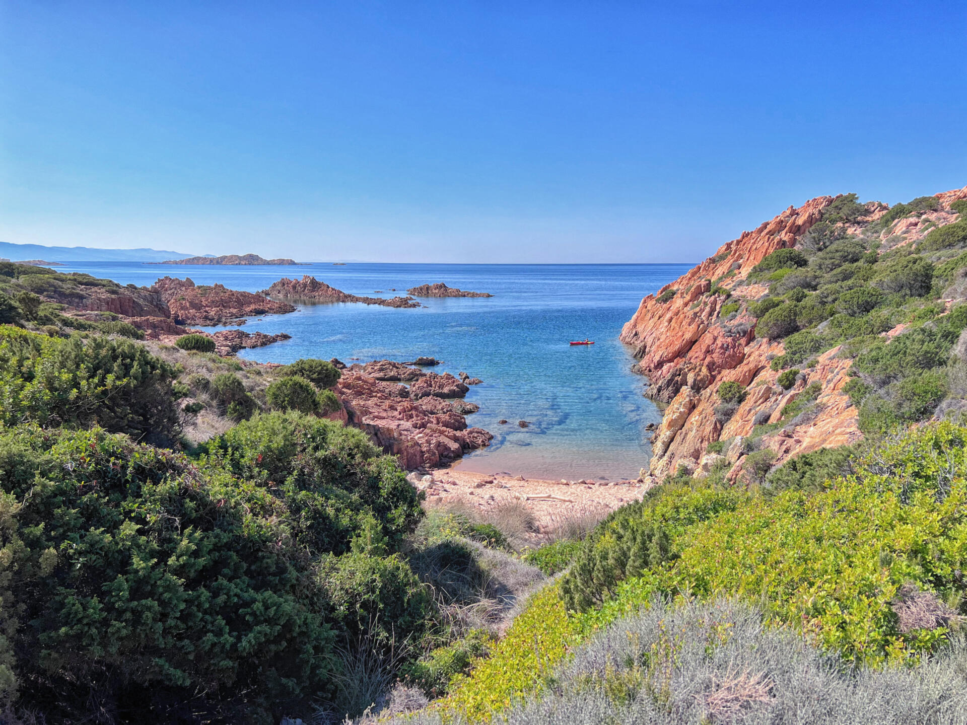 Sardinien – Traum oder Wirklichkeit. Sie ist die zweitgrößte Insel im Mittelmeers und ist auch heute noch ein Geheimtipp für Individualisten und Italiens feinste Urlaubsadresse.