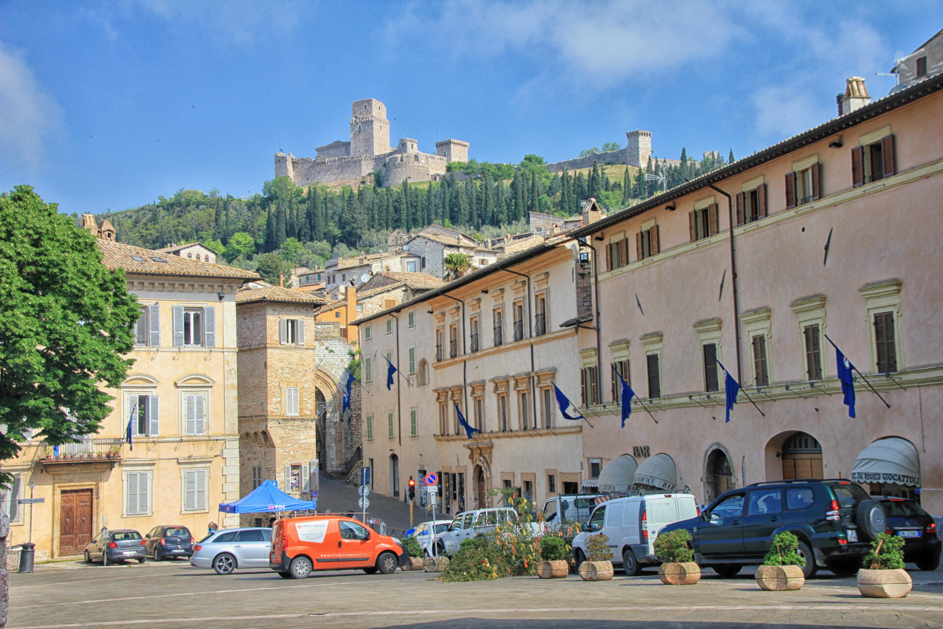 Die mittelitalienische Region Umbrien, das ist das grüne Herz Italiens. Erleben Sie das Herz Italiens auf dieser Reise, bei der es nicht nur viel zu sehen gibt, sondern auch die kulinarischen Spezialitäten der Region gekostet werden können.