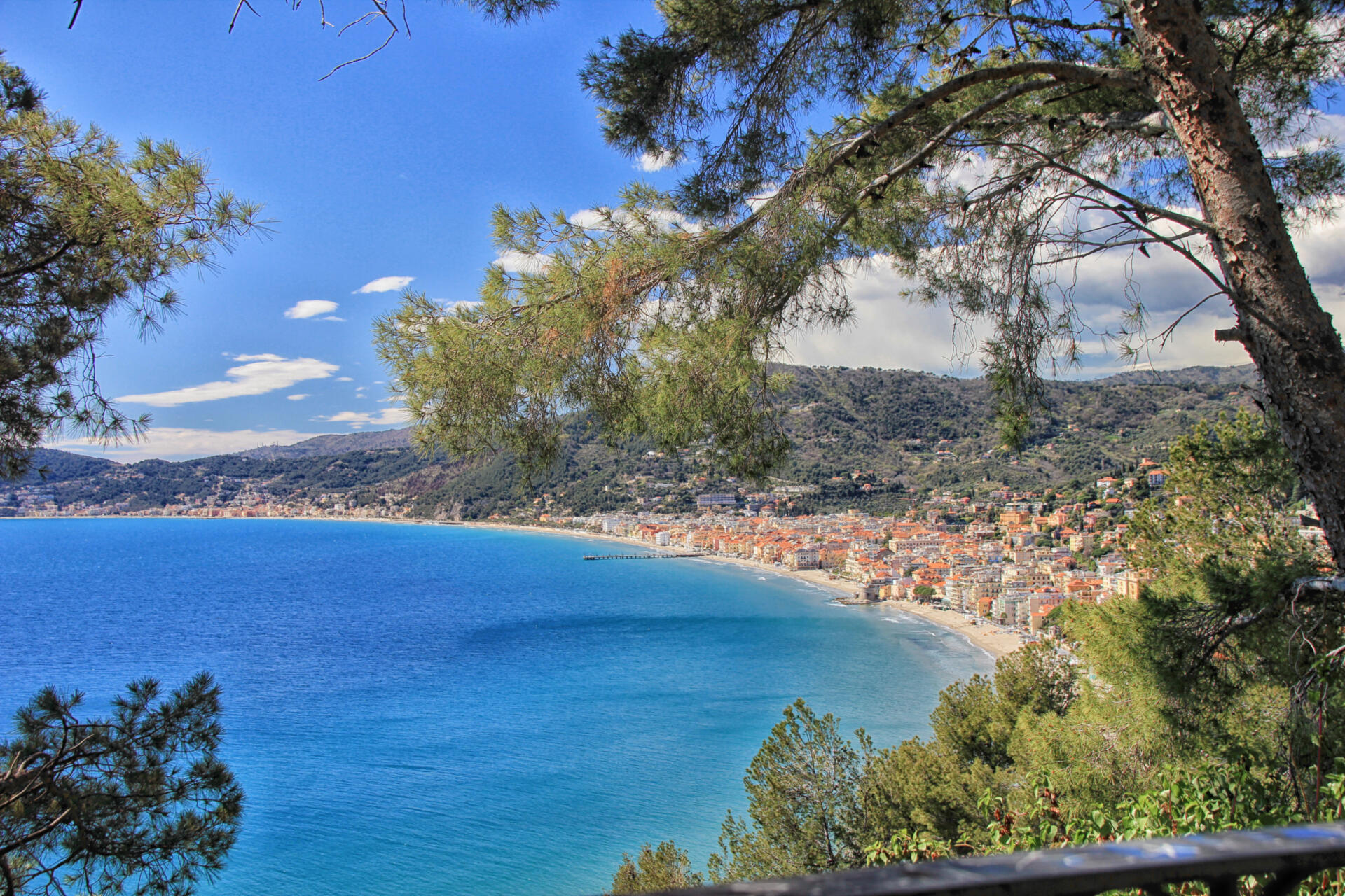 Genießen Sie die letzten warmen Tage am ligurischen Meer und lassen Sie sich ein paar Tage im **** Hotel verwöhnen. Erleben Sie das alt-historische Olivenölfestival in Imperia, dem Mekka des Olivenöls, mit typischen und wohlschmeckenden Spezialitäten rund um die Olive.