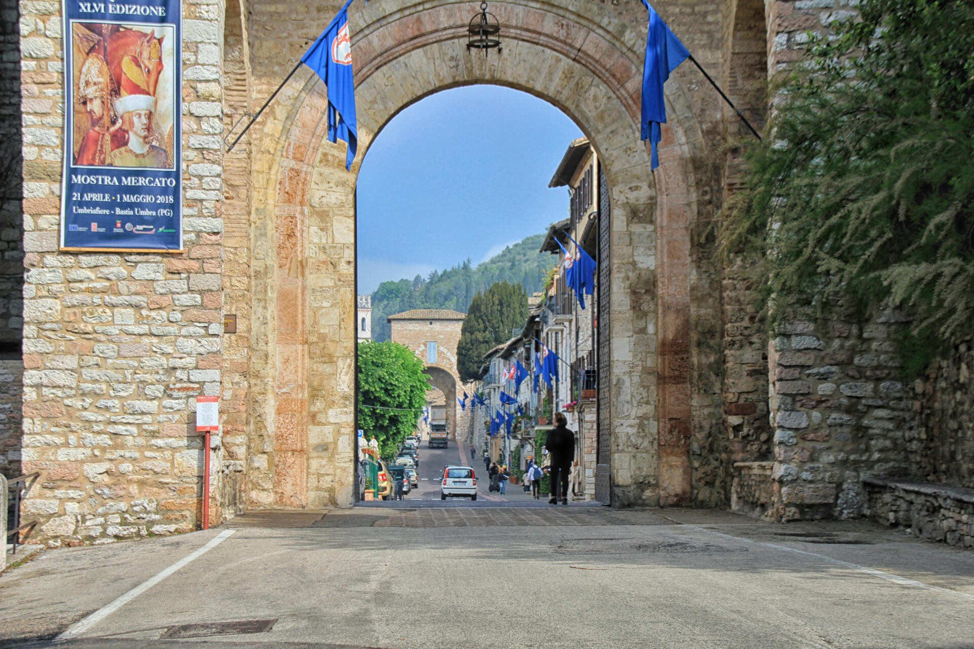 Die mittelitalienische Region Umbrien, das ist das grüne Herz Italiens. Am Westhang des Appenin gelegen und dadurch leicht erreichbar, war Umbrien seit jeher eine bedeutsame Region. Hier findet man nicht nur überaus bedeutende kunsthistorische Stätten und Sehenswürdigkeiten, sondern auch die "spirituelle" Mitte des Landes.