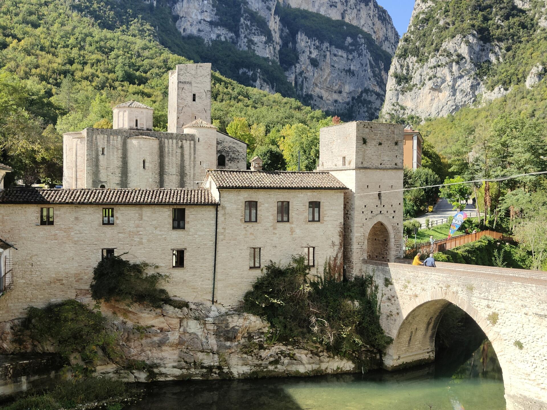 Vergessen Sie die Toskana, denn es gibt ein Italien, das ursprünglicher, leiser und authentischer ist: die Marken. Eine Region voller sanfter Hügel, mittelalterlicher Städte, einsamer Klöster und spektakulärer Küsten.